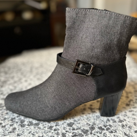 AEROSOLES Color-Block Chunky Heel Ankle Boots - Picture 1 of 8